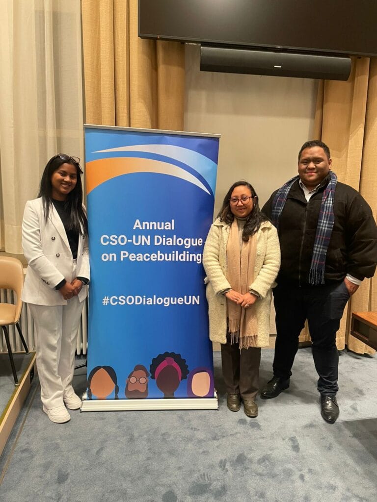 Genève – Les 10 et 11 décembre 2025 resteront gravés comme un moment historique où le Palais
des Nations a cessé d’être un simple sanctuaire diplomatique pour devenir un laboratoire
d’innovation. Lors du 3ème Dialogue entre la société civile et l’ONU, l’ordre établi a été bousculé :
il ne s’agit plus de dicter la paix depuis New York ou Genève, mais de la construire avec ceux qui
la vivent au quotidien. Loin des discours purement protocolaires, cet événement a jeté les bases
d’une transformation systémique dans la gestion des conflits mondiaux.